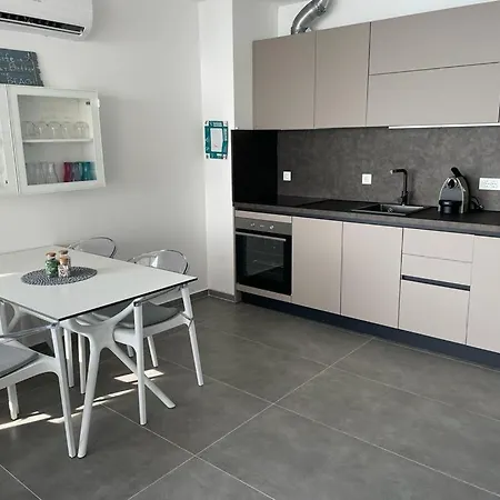 Sea View Dolphin Apartman *